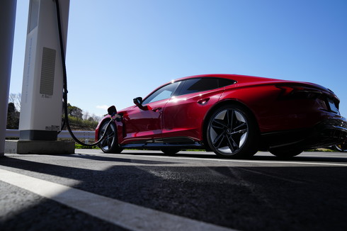 日本でEVの急速充電器・施設を相互利用できるようにするアウディとポルシェ