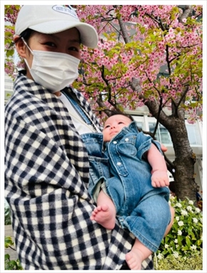 息子を抱っこするだいたひかる