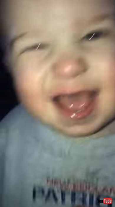 チーズを言う男の子