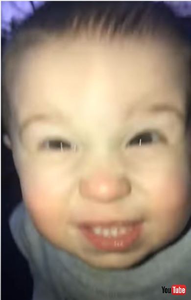 チーズを言う男の子