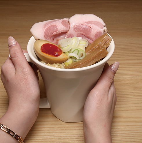 仕事終わりにカフェでまったり……？　チャーシューや煮卵が盛り付けられたマグカップに「これこそが本当のカップラーメン」の声