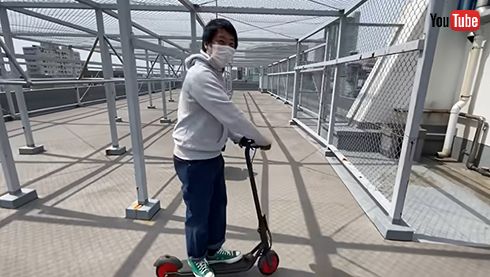 電動キックボードに乗る森田さん