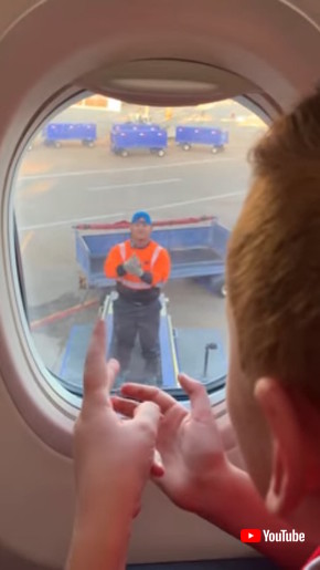 じゃんけんをする2人