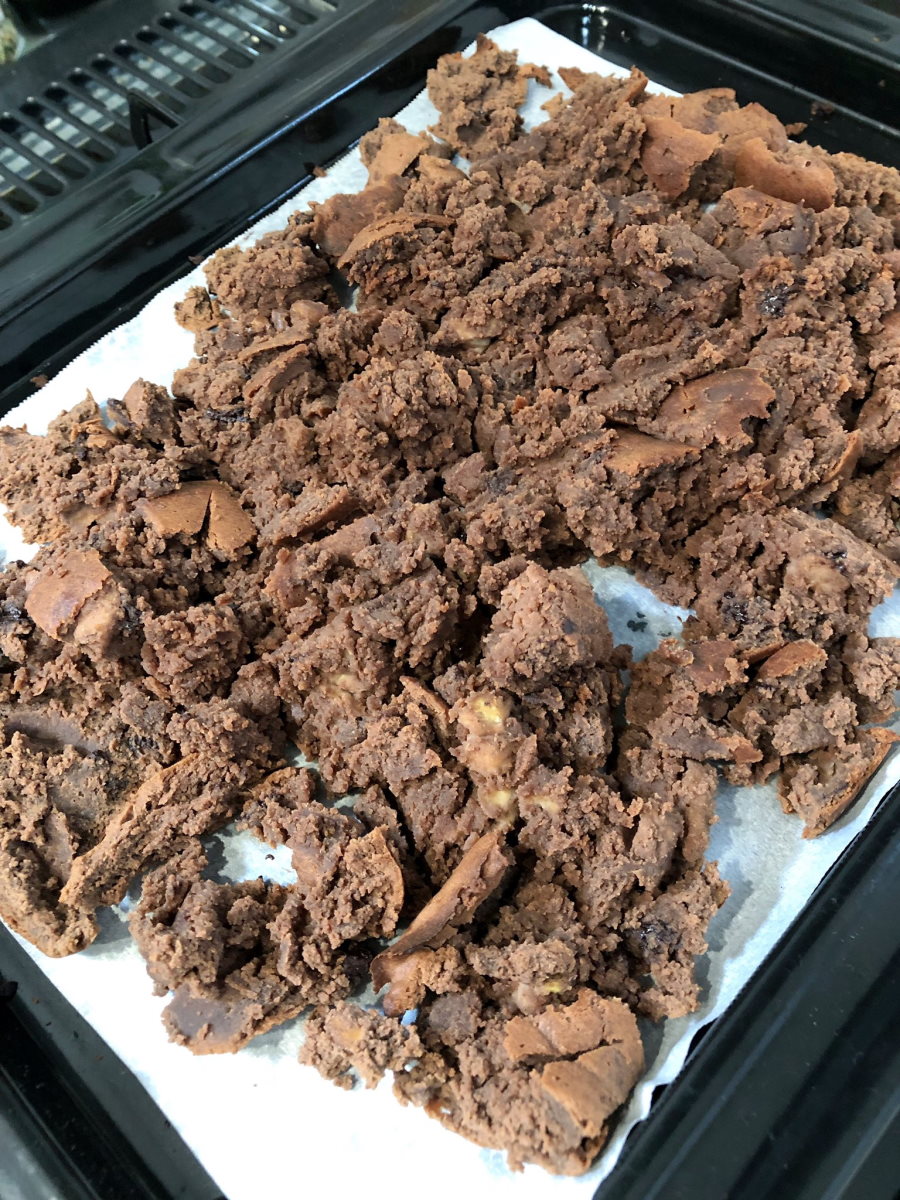 パウンドケーキ焼いたら“耕したての土”できた　失敗料理に「何がどうしてこうなった」「昨日耕してた畑みたいだ」