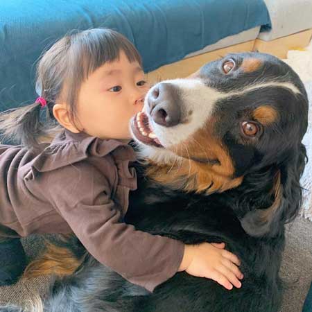 大好きな気持ちがあふれる犬と女の子