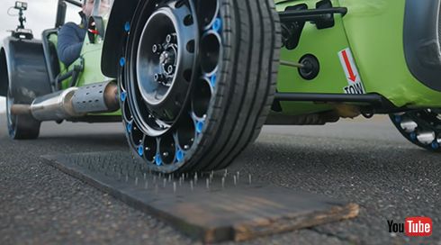 釘の上を走っても大丈夫