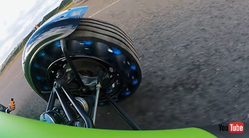 エアレスタイヤで荒れた路面を走行！