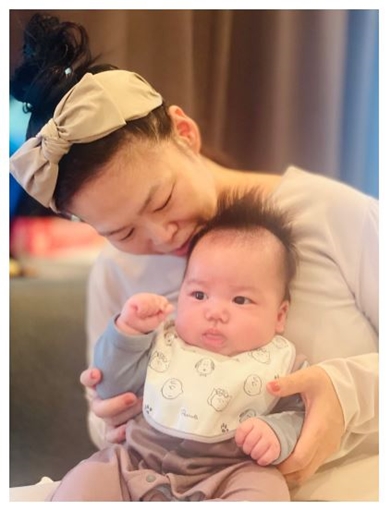 息子を抱っこするだいたひかる