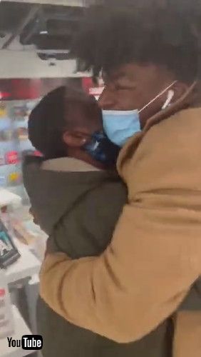 「Moms Organize Surprise Reunion for Childhood Best Friends || ViralHog」