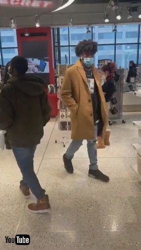 「Moms Organize Surprise Reunion for Childhood Best Friends || ViralHog」