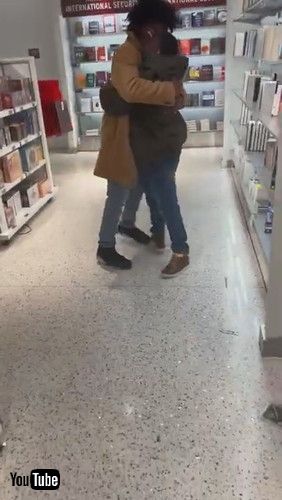 「Moms Organize Surprise Reunion for Childhood Best Friends || ViralHog」