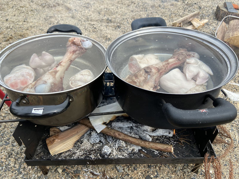 キャンプ中でも二郎が食べたい！→ラーメンをスープから作り始めるキャンパーがガチすぎる