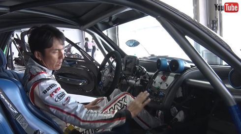 ほぼレーシングカー、スパルタンすぎるインテリア