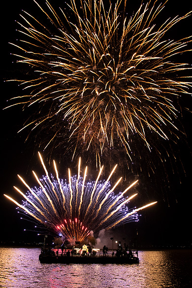 小林幸子が打ち上げ花火と一体化