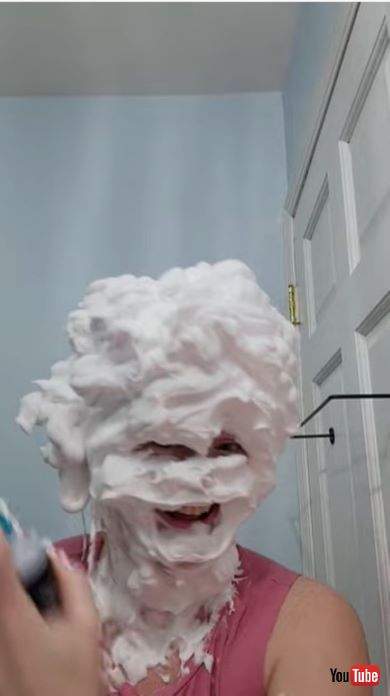 エイプリルフールにサプライズを計画するお母さん