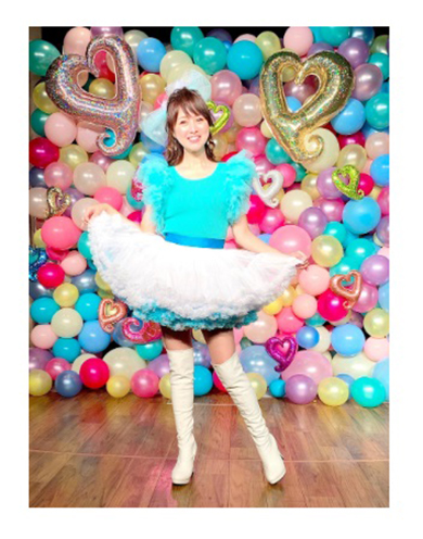 息子・矢島愛弥が着たものと同じ衣装姿の渡辺美奈代