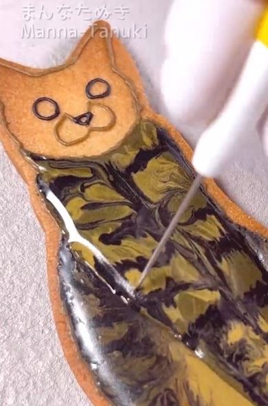 猫のアイシングクッキーの色塗り