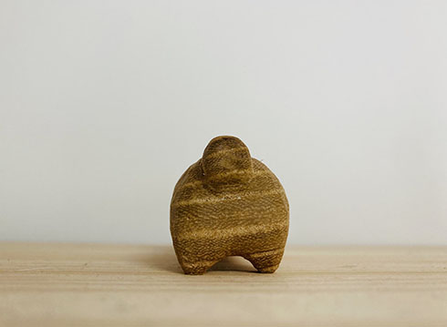 木彫りのダックスフント（後ろ姿）