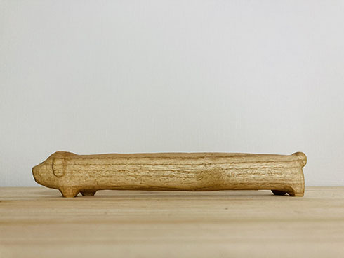 木彫りのダックスフント（横から）