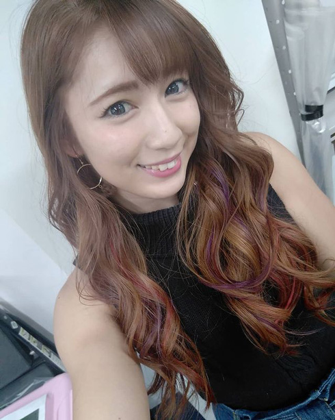 茶髪にイメチェンした才木玲佳