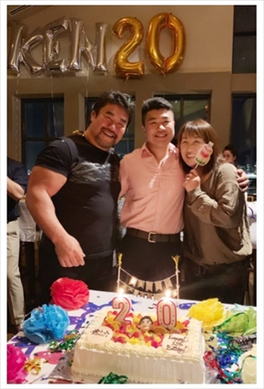 北斗晶、佐々木健介、長男の健之介の家族ショット