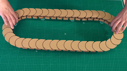 ダンボールで作った回転寿司がすごい　2段式で個別注文までしっかり再現