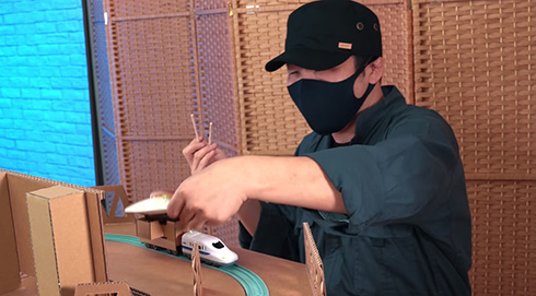 ダンボールで作った回転寿司がすごい　2段式で個別注文までしっかり再現
