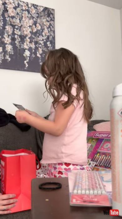 バレンタインサプライズで兄弟の誕生を知って喜ぶ女の子