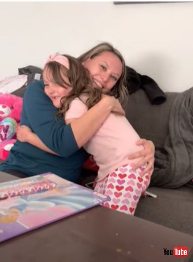 バレンタインサプライズで兄弟の誕生を知って喜ぶ女の子