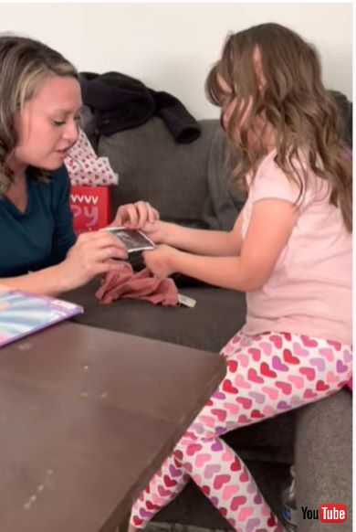 バレンタインサプライズで兄弟の誕生を知って喜ぶ女の子