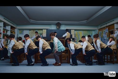 独特な動きで腰を振るFukase