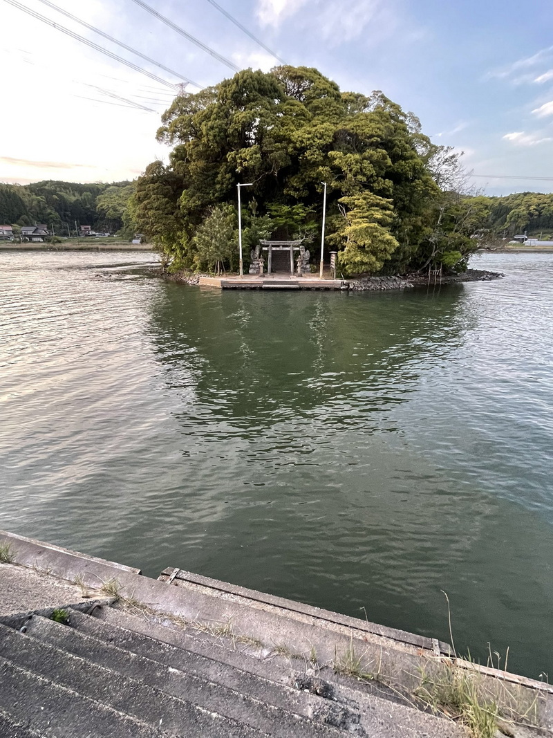 「クリア後にしか行けない場所」「裏ボスいそう」　小さな島全域を境内にした神社がゲームで見たことあるやつだー！