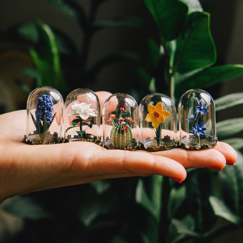 紙でできたミニチュアの植物