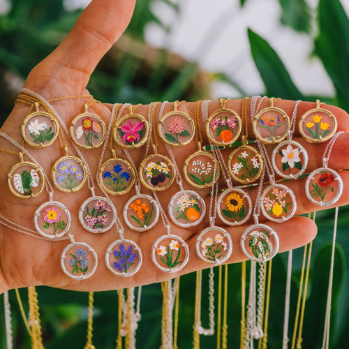 紙でできたミニチュアの植物