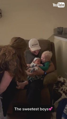 「2-Year-Old Boy Meets Baby Brother || ViralHog」