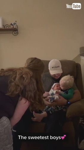 「2-Year-Old Boy Meets Baby Brother || ViralHog」