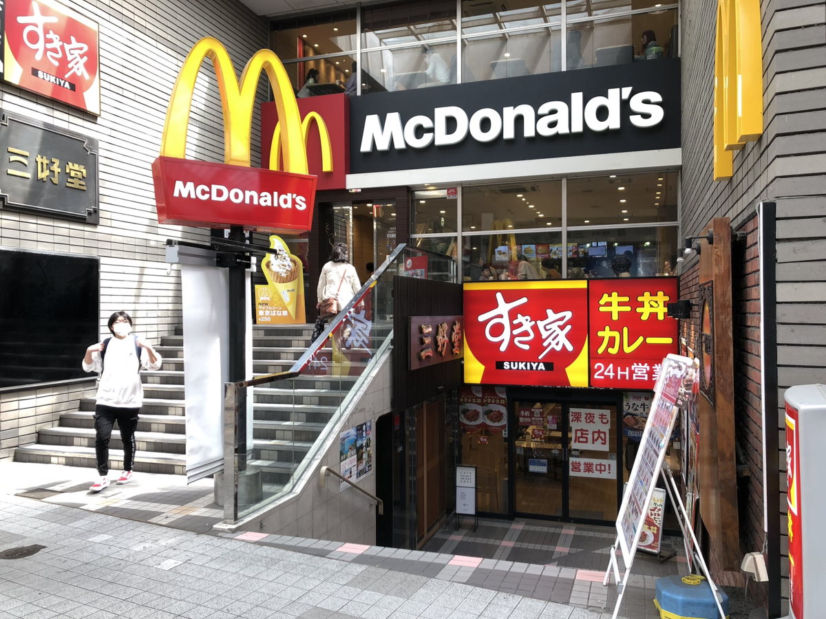 米国人「日本のマックに行ったら牛丼しか置いていなかった」　その理由を収めた写真に「これは間違える」「仙台だ……」