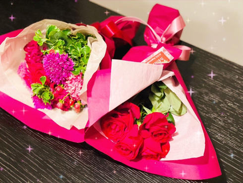 平愛梨が贈られたバラの花束