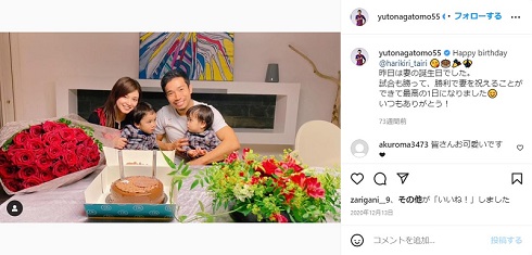 バラの花束をプレゼントする長友佑都