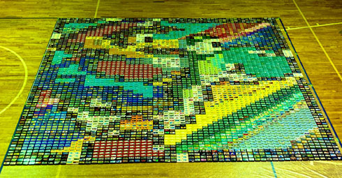 ファミコンカセット4256本で描いた巨大マリオでギネス世界記録　約18畳ものファミコンアートがすごい