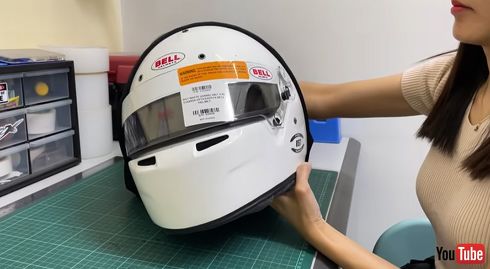 真っ白なヘルメットにカスタムペイントを施します