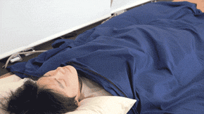 サンコー「ふぁん寝る」を使っているところ