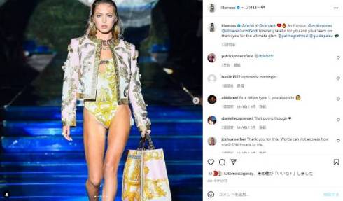 2021年9月フェンダーチェのランウェイで歩くライラ・グレース・モス