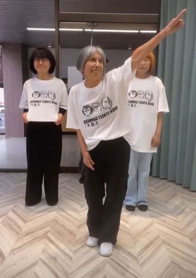 シニア女性3人が華麗なダンスを披露