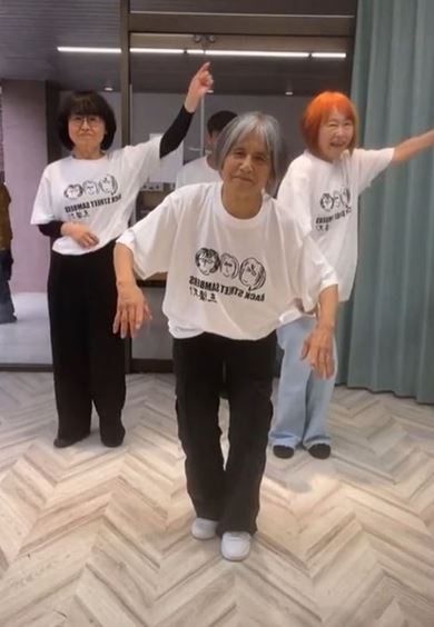 シニア女性3人が華麗なダンスを披露