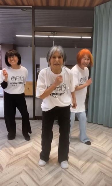 シニア女性3人が華麗なダンスを披露