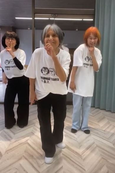 シニア女性3人が華麗なダンスを披露