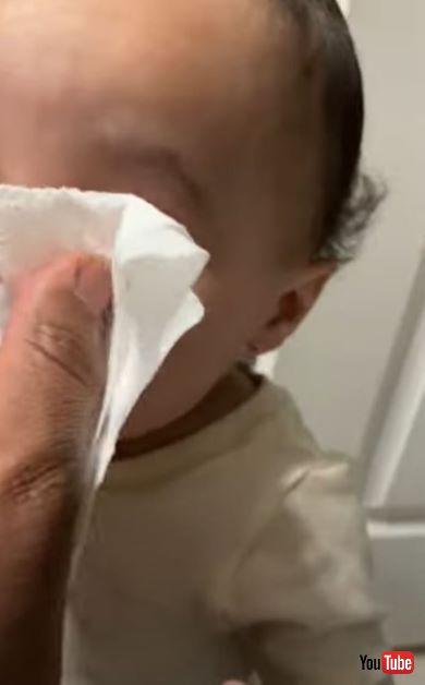 お鼻をちーん！を練習する赤ちゃん