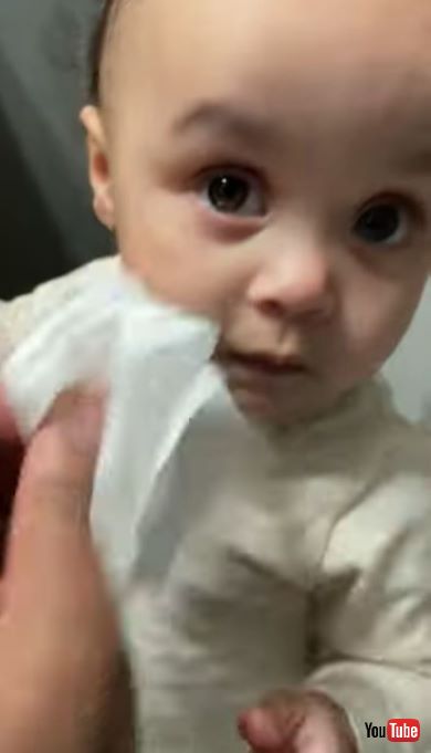 お鼻をちーん！を練習する赤ちゃん