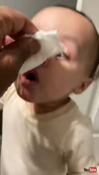 お鼻をちーん！を練習する赤ちゃん